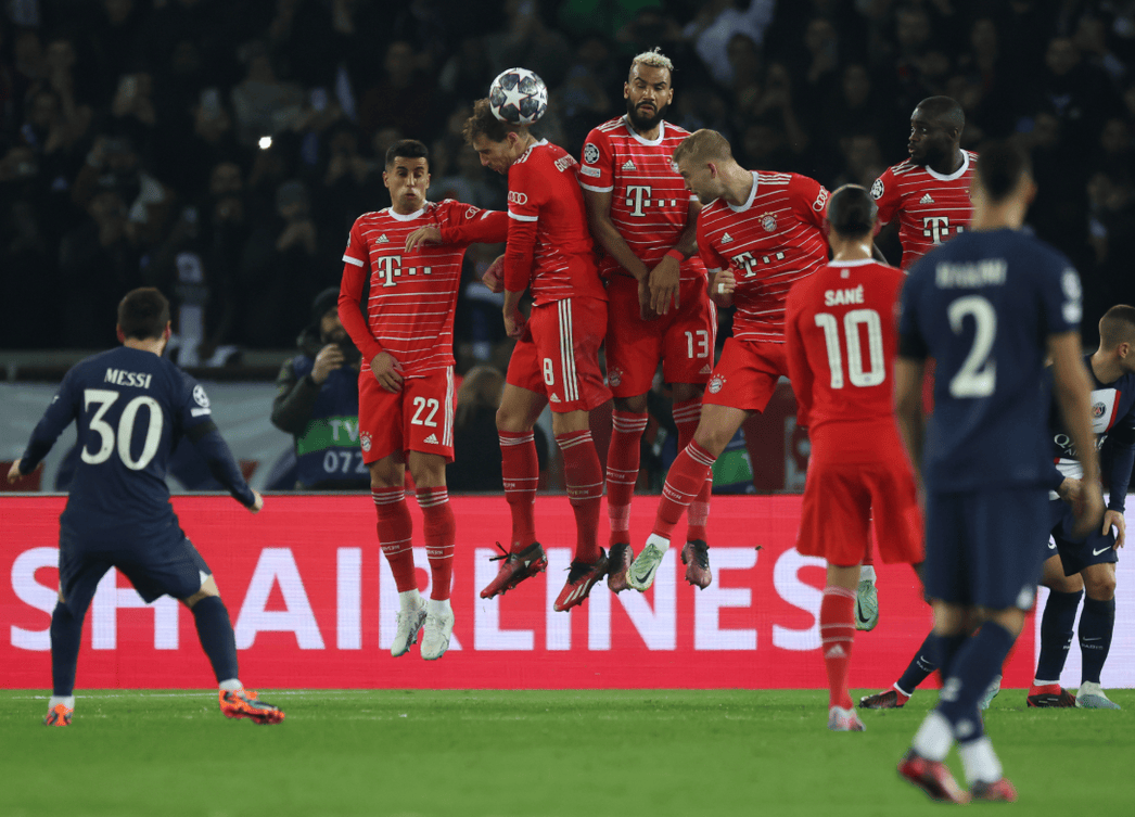 门兴格拉德巴赫主场击败沙尔克04，升至积分榜首