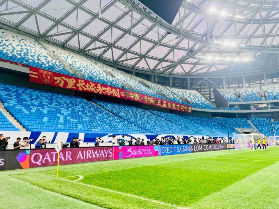 关于场面火爆！足球观众席沸腾不已的信息